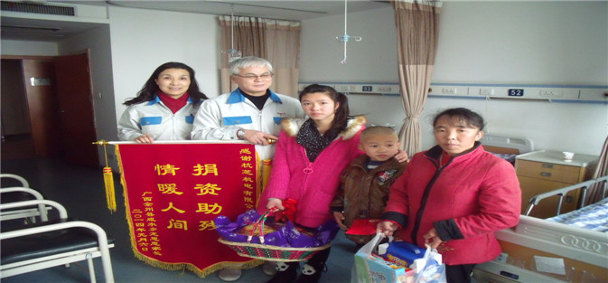 中田總經理，歐陽主席前往醫(yī)院看望聾兒龍思恩小朋友一家